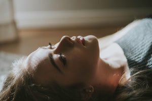 woman lying down with tinnitus 