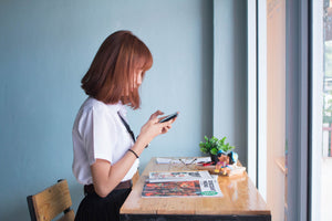 woman on smartphone using apps for hearing loss 